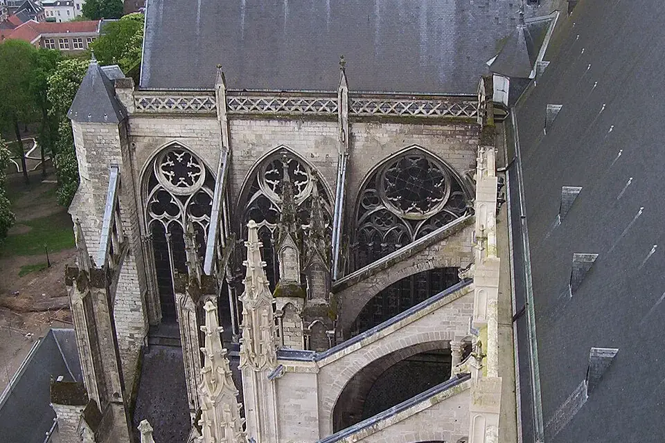 Arcs-boutants de pierre s'élançant au-dessus du toit d'un bas-côté de la cathédrale d'Amiens, vus depuis les hauteurs