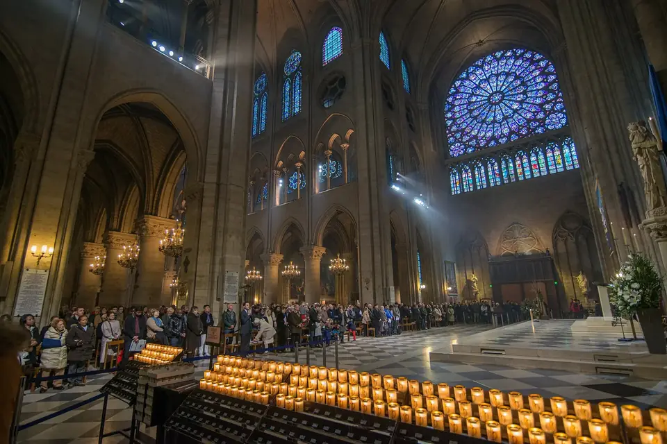 Vue de la nef de Notre-Dame de Paris vers la rose du transept, avec ses grandes arcades, ses tribunes et ses fenêtres hautes
